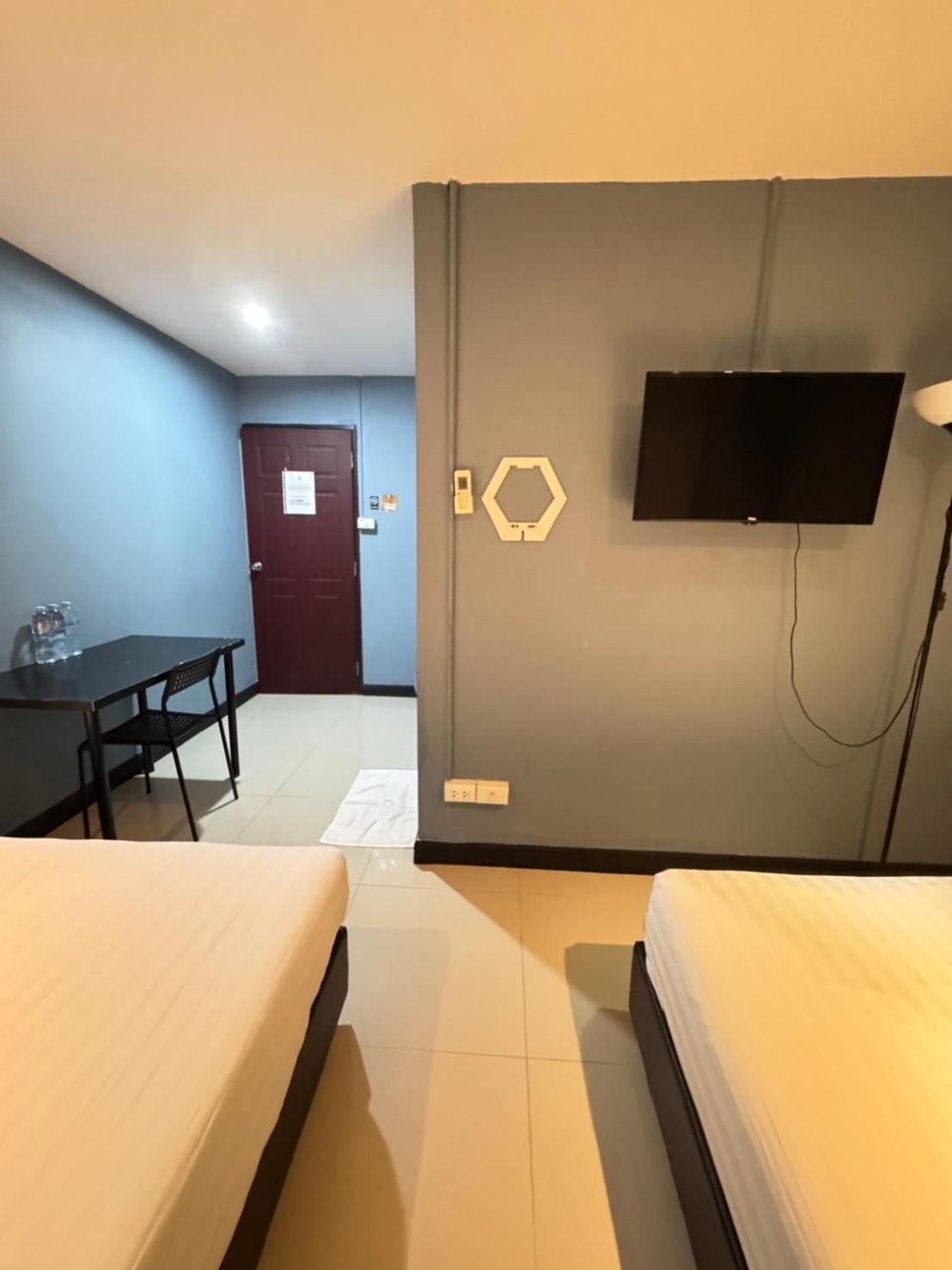 The Little Pig Sukhumvit Hotel Bangkok Exterior photo