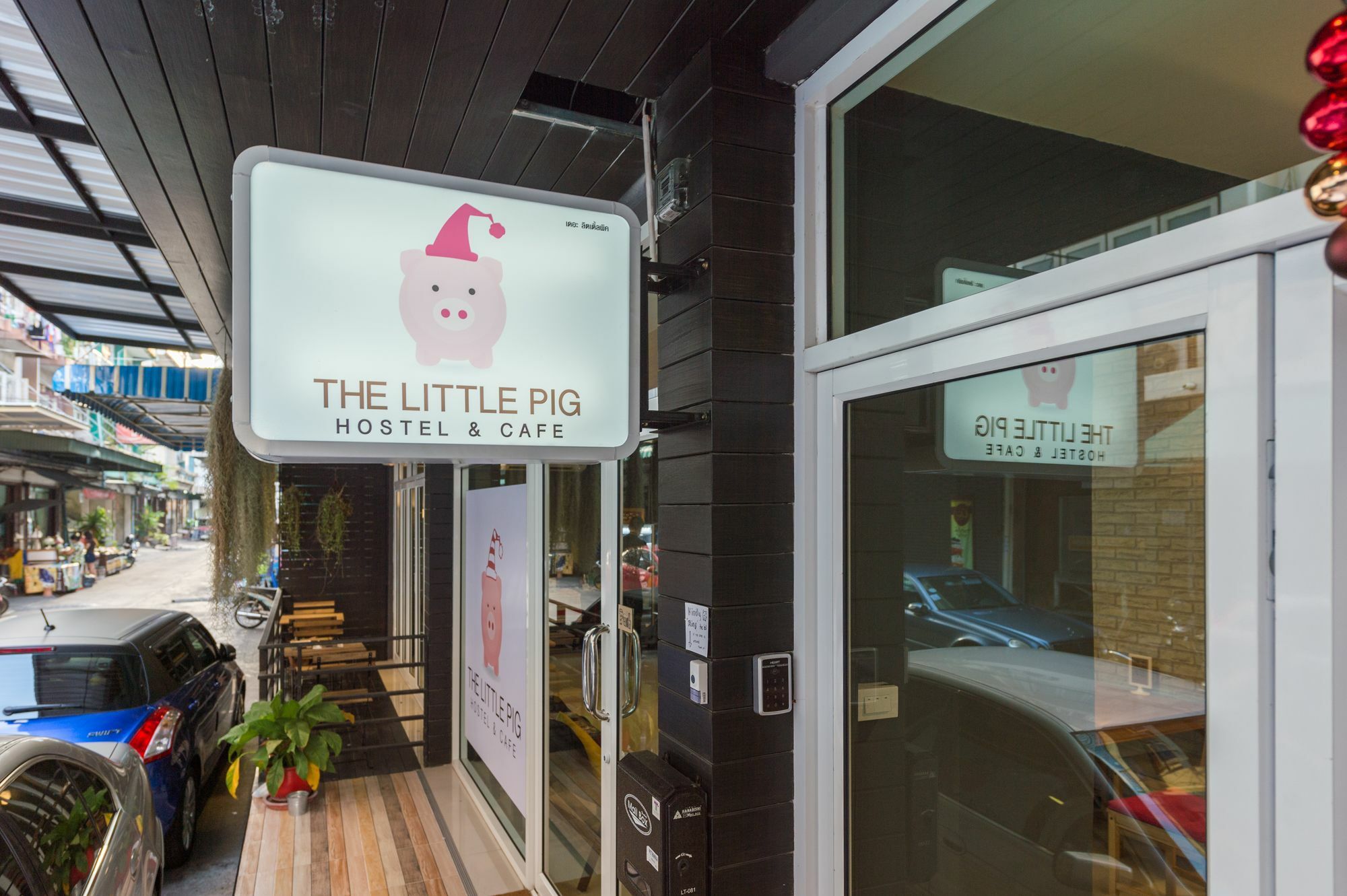 The Little Pig Sukhumvit Hotel Bangkok Exterior photo